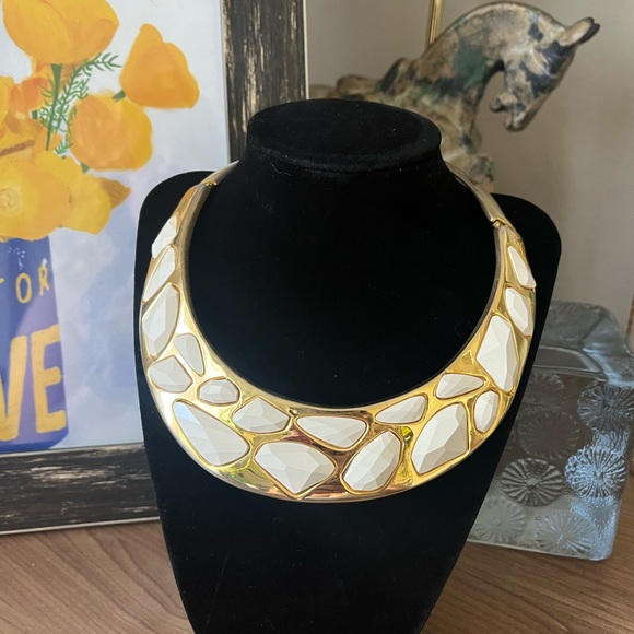 Rare vintage Kenneth Jay Lane hinged bib collar necklace gold tone white enamel - Picture 9 of 10